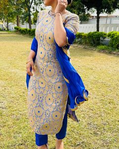 Elegant Blue & Gold Pant Kameez
