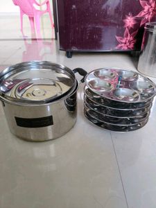 Idli Maker,Slight Bend In Lid Bt Still Usable