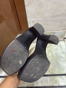 Chic Black &amp; Gold Heels