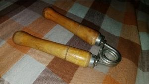 WOODEN HAND GRIPPER
