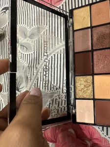 Blingy And Glittey Eyeshadow Palete
