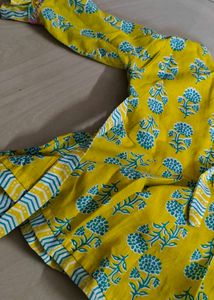 Girl&#39;s Yellow Printed Outfit
