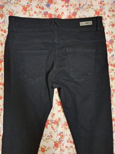 Women&#39;s Black Rigged/Distressed Jeans