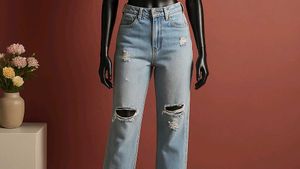 🎉🎊Sale🎉🎊Ripped Light Wash Jeans