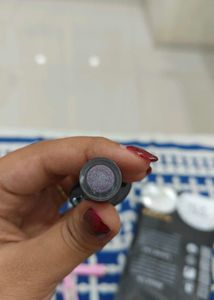 Magnetic nail polish and magnet