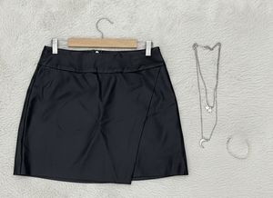 🖤 Bold, sleek & effortlessly chic.Black faux leat