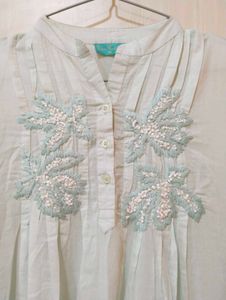 Trimmed Embroidered Top💙🌷