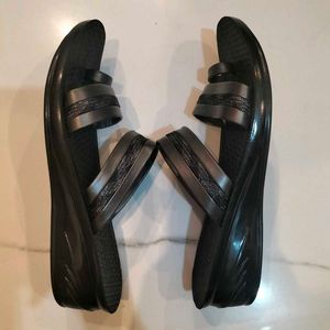 Black Toe-Loop flats/sandals