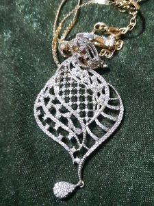 Very Beautiful Pendent And Stud Set