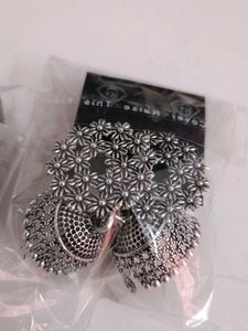 1 Jhumkis Pair