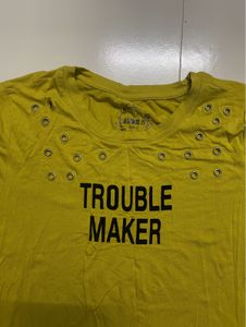 barely worn mustard/yellow t shirt 🐝