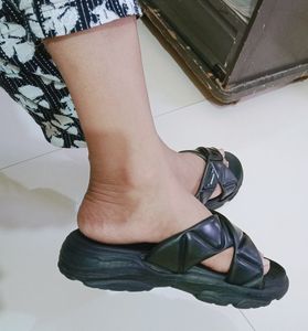 trandy black sandle