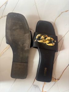 Mochi Black &amp; Gold Chain Slides