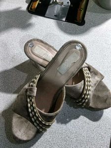 Elegant Slides with Pearl Detail