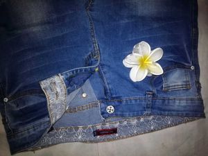 Distressed Cropped Jeans