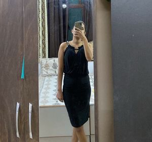 Elegant Black Bodycon Dress with Statement Straps