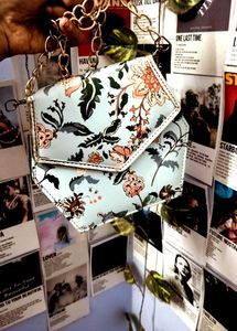 Lakme Vintage Charm in a Modern Frame