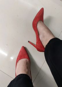 JIMMY MOKERR ITALY.. PUMPS.. 38..BUT SIZE IS BIGGER