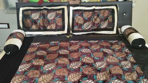 Beautiful 5 Piece Velvet Bedsheet With Pillow Cove