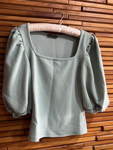 Very Pretty Balloon Sleeved Top