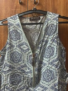 Patterned Sleeveless Zipped Top