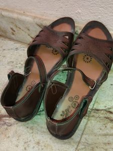 Walkaroo sandals With Back Covering