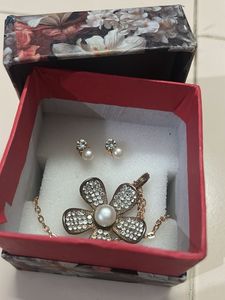 Floral Pendant Necklace