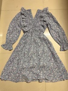 Cute Girly Dress With V Neck And Flares Around