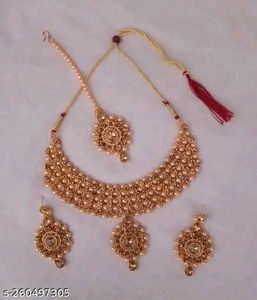 GOLDEN SET WITH MAANGTIKKA