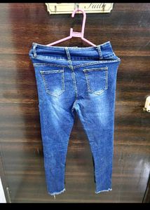 3 Button Ripped Jeans