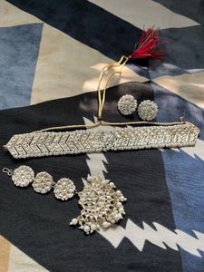 Moti Jewellery Set & Mangtika