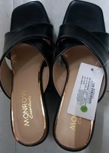 MONROW &#34;Boldly Comfortable&#34; Box