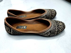 Elegant Embroidered Punjabi Juttis
