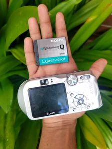 SONY CYBERSHOT DSC-P200 Digital Camera