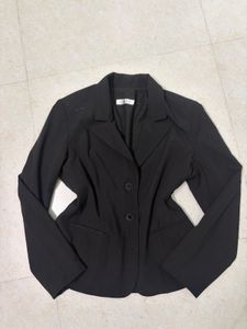 Chic Black Blazer 🫶🏻( small defect not visible)