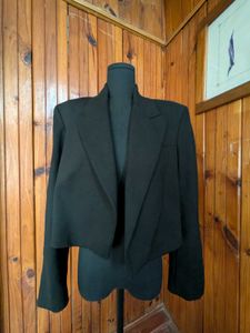 ZARA Chic Cropped Black Blazer