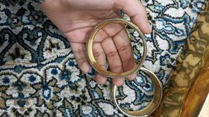 Bangles Set With Golden Kade