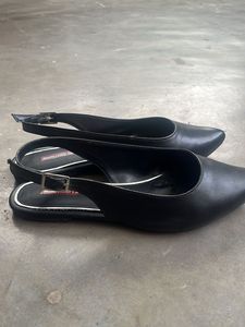 Chic Black Slingback Flats