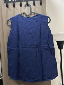 A short linen blue top