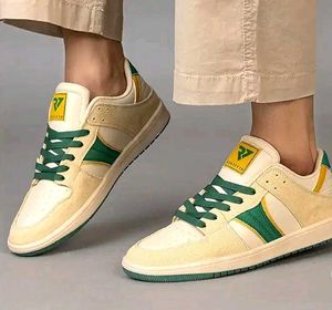 Run Seven Sneakers - Beige/Green