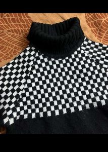 BLACK AND WHITE SWEATER
