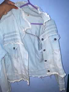 Stylish Denim Jacket at a Steal Price! 🩵