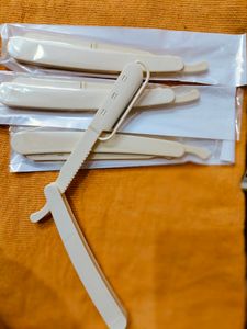 Face Razor 🪒 Set Of 8🚨..Use And Throw Pack .