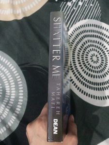 Shatter Me - Tahereh Mafi