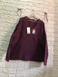 Burgundy Knit V-Neck Sweater👜🕶️