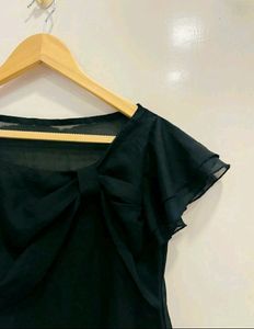 Beautiful Top With Nice Bow Detailing