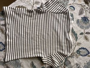 🌼Affordable!!!! Black-White Trends Crop Top