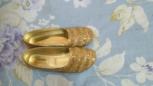 It's a Golden Colour Jutie