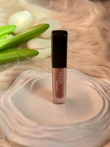 Huda Beauty Liquid Matte Lipstick Shade-Tendsetter