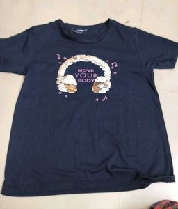 dark blue tshirt for a 9-10 year girl .
